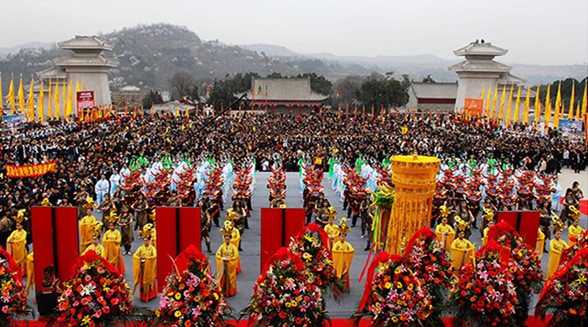 Performers and the public listen to a speech during the Yellow Emperor Memorial Ceremony held last year in Huangling county, Northwest China's Shaanxi province. (Photo by Lu Shengfei/China Daily)