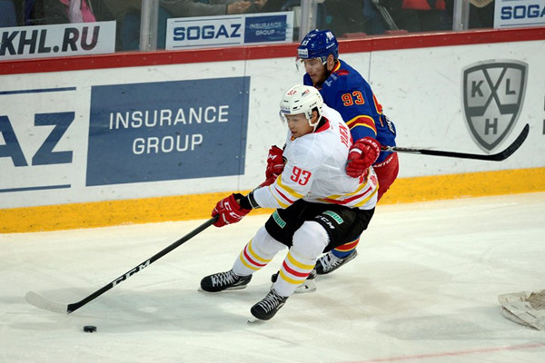 Beijing Kunlun Red Star, a Chinese ice hockey team, vies with Helsinki Jokerit Club during the Kontinental Hockey League (KHL) held in Helsinki, capital of Finland, November 12, 2016. (Photo by Sergei Stepanov from Xinhua)