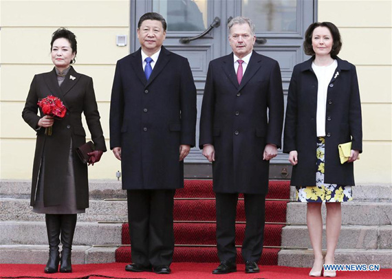 Chinese President Xi Jinping (2nd L) and his wife Peng Liyuan (1st L) attend a welcoming ceremony with Finnish President Sauli Niinisto (2nd R) and his wife Jenni Haukio in Helsinki, Finland, April 5, 2017. (Xinhua/Lan Hongguang)