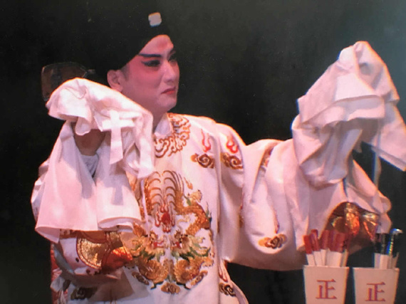 White Silk Gown by the Suzhou Kunqu Opera Theater  Photo/CGTN)