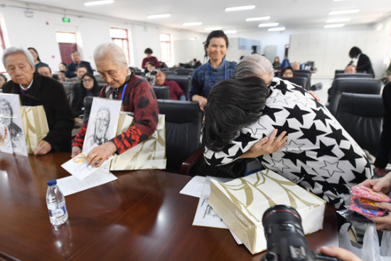 A group from Japan visits three Chinese women in Harbin on Tuesday who raised children abandoned by Japanese families after World War II. Three Japanese visitors had been among those children, but none had been raised by the women. (Photo by Liu Yang/China Daily)