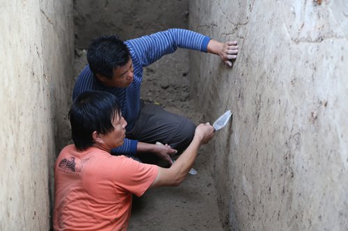 Two excavators work to unearth a city wall at the Mingtepa site in Uzbekistan.  (Photo/Courtesy of the Central Asian Archaeological Team belonging to the CASS Institute of Archaeology)