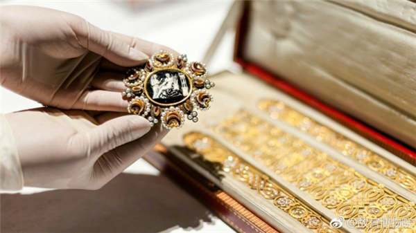 A staff member shows one of the jewellery pieces to be displayed at the exhibition, titled <i>Imperial Splendors: The Art of Jewellery since the 18th Century</i>. (Photo/Official Weibo account of the Palace Museum)
