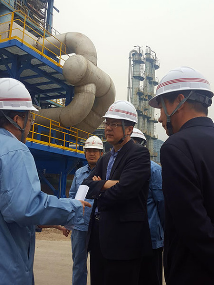 Chen Jining, minister of environmental protection, asks about the measures for dealing with pollutants at Sinopec Beijing Yanshan Co, a major petrochemical enterprise in Beijing, during a surprise inspection on Tuesday.(Photo provided to China Daily)