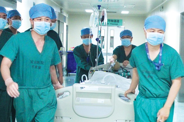 Under Beijing's reform plan, services depending on the training and abilities of medical practioners will cost more, incentivizing staff to focus on improving the quality of the services they provide. (Photo/Feng Yongbin)