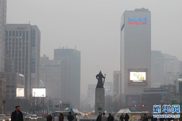 Seoul, capital of South Korea, is enveloped in smog on December 29, 2014. (File photo: Xinhua)