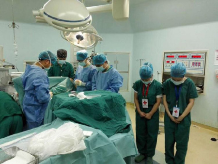 Doctors and nurses stand in silence to honor the young organ donor.(Photo provided to chinadaily.com.cn)
