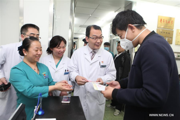 A patient gets the medical service fee charging certificate at Beijing Xuanwu Hospital in Beijing, capital of China, April 8, 2017. Beijing started a landmark reform drive Saturday that will separate drug sales from medical treatment at public hospitals, lower medical expenses and improve services for patients. (Xinhua/Hu Cheng)