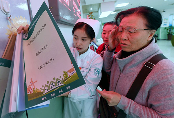 Residents inquire about medicine prices at a community hospital in Donghuashi, Beijing, on Saturday. Medicine prices are going down for patients of public hospitals in Beijing, but the cost to see a doctor is going up.(Photo provided to China Daily)