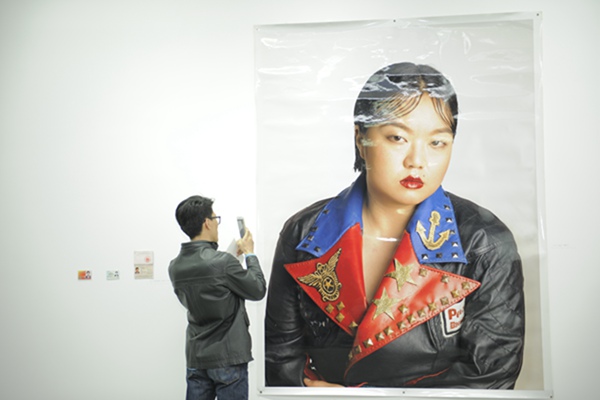 Finalists of the Yishu 8 Prize show their works in Beijing. (Photo/China Daily)
