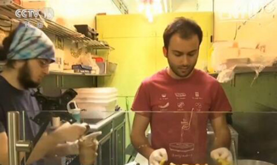 Brian Goldberg, founder of Mr Bing, and Reuben Shorser, co-founder of the Jianbing Company, both discovered jianbing while studying Mandarin in Beijing. After returning to New York, they both started their own jianbing businesses. (Photo/CCTV)