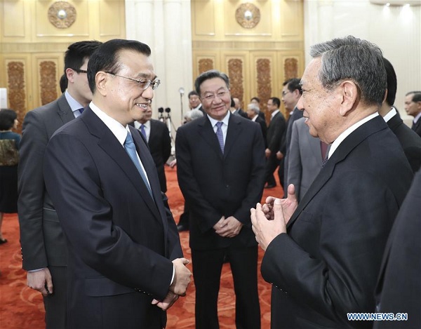 Chinese Premier Li Keqiang (L, front) meets with Yohei Kono, former speaker of the Japanese House of Representatives and currently president of the Japanese Association for the Promotion of International Trade (JAPIT), and a business delegation led by Kono in Beijing, capital of China, April 10, 2017. (Xinhua/Xie Huanchi)