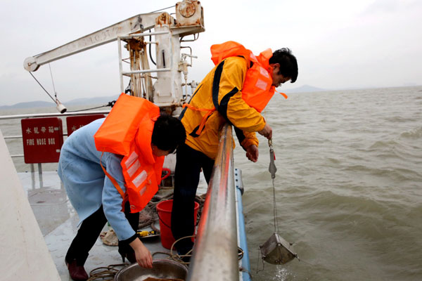 Researchers collect water samples from the lake.(Photo/Xinhua)