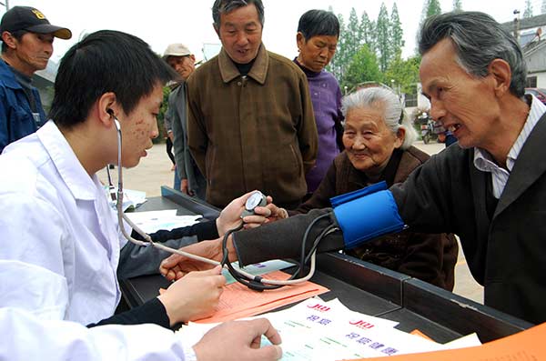 A doctor provides checkups and information on Parkinson's disease in a rural community in Zhenjiang, Jiangsu province.Shi Yucheng / For China Daily