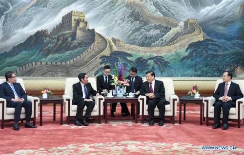 Liu Yunshan (2nd R), a member of the Standing Committee of the Political Bureau of the Communist Party of China (CPC) Central Committee, meets with a delegation of the Nhan Dan (People) newspaper, the voice of the Communist Party of Vietnam (CPV), headed by Thuan Huu, Nhan Dan's editor-in-chief, in Beijing, capital of China, April 12, 2017. (Xinhua/Zhang Duo)
