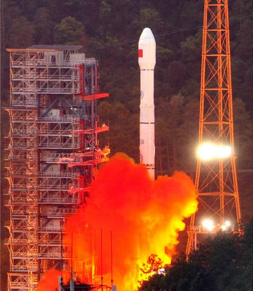 Shijian 13, China's most advanced communications satellite, is launched at the Xichang Satellite Launch Center in Sichuan province on Wednesday.(Photo/Xinhua)