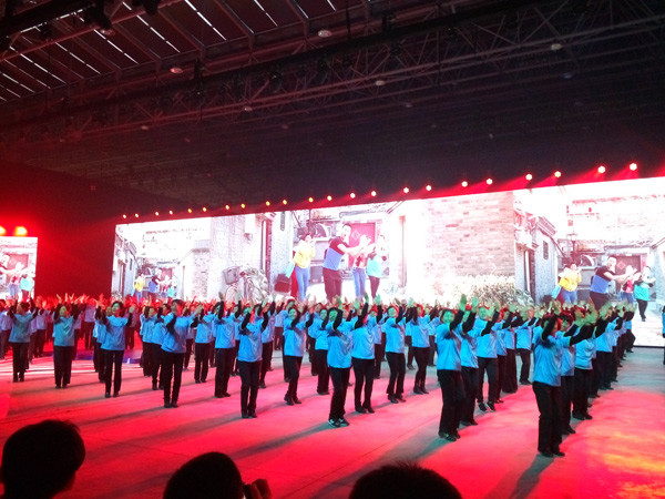 A group of 500 female enthusiasts dance to pop music as a show during the launching ceremony for the 2017 Mighty Square Dancing Championship on Wednesday in Beijing. (Photo by Sun Xiaochen/chinadaily.com.cn)