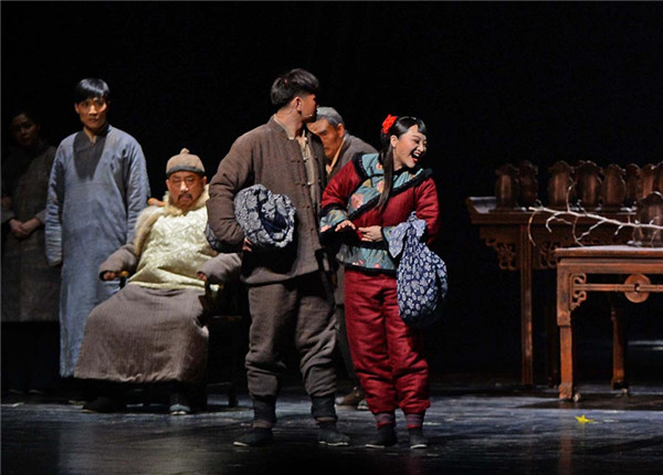 The Shaanxi People's Art Theater's rendition of Bai Lu Yuan features impressive stage sets that are reflective of real-life Shaanxi society. The music is inspired by the traditional Qinqiang Opera. (Photo provided to China Daily)