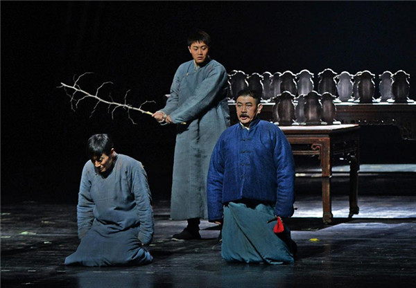 The Shaanxi People's Art Theater's rendition of Bai Lu Yuan features impressive stage sets that are reflective of real-life Shaanxi society. The music is inspired by the traditional Qinqiang Opera. (Photo provided to China Daily)