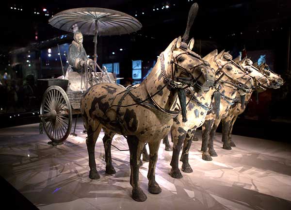 A bronze chariot is on display in Emperor Qinshihuang's Mausoleum Site Museum. (Photo provided to China Daily)