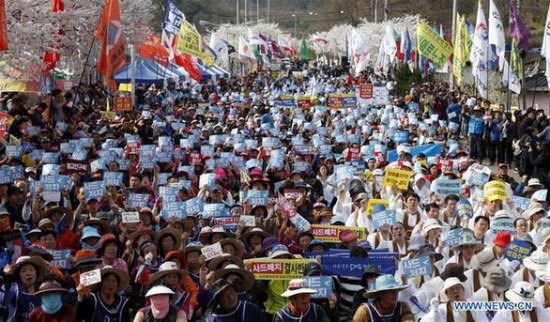 People holding placards participate in a rally to oppose the deployment of the U.S. Terminal High Altitude Area Defense (THAAD) system near the Seongju Golf Course, in Seongju, South Korea, on April 8, 2017. (Xinhua/Yao Qilin)