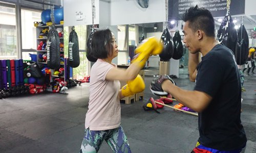 Coach Estoro trains another female fighter. (Photo: Zhang Xinyuan/GT)