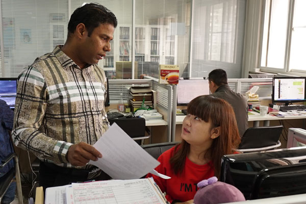 Anura Banda, CEO of Beijing Heavenly Trade Co Ltd, talks to a staff member about the tea business between China and Sri Lanka in Beijing, China, on April 19, 2017. (Photo by Li Xiupeng / chinadaily.com.cn)