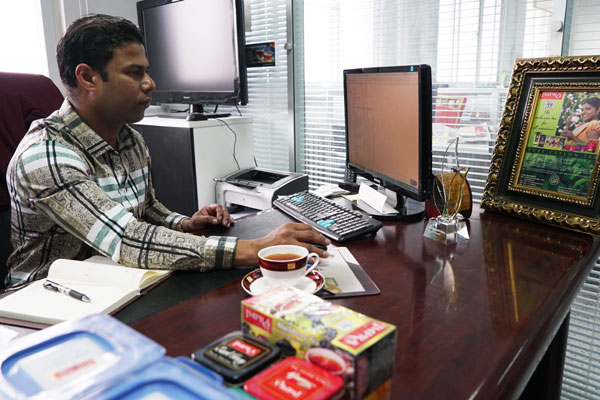 Anura Banda, CEO of Beijing Heavenly Trade Co Ltd, does tea business between China and Sri Lanka in Beijing, China, on April 19, 2017. (Photo by Li Xiupeng / chinadaily.com.cn)