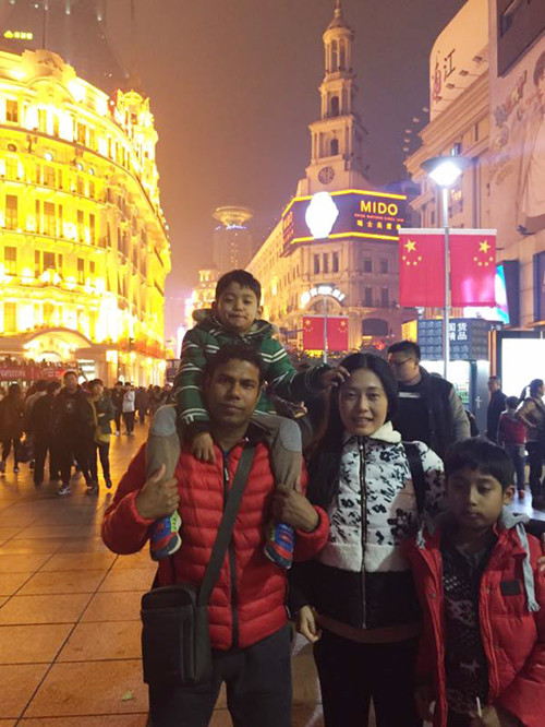 Anura Banda, CEO of Beijing Heavenly Trade Co Ltd, poses for a photo with his wife Pan Xia and two sons in Shanghai, China, in January 2017. (Photo provided to chinadaily.com.cn)