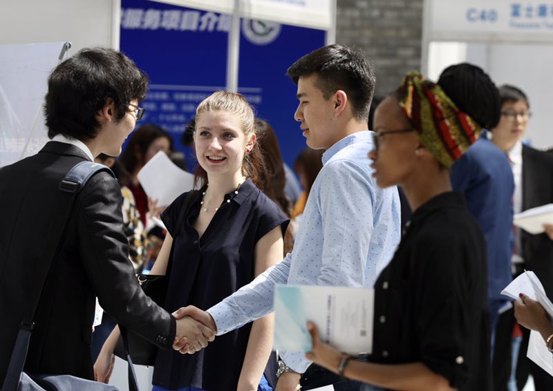 International students on the job hunt at the 3rd Career Fair for International Students in China at Peking University, Beijing, on April 22, 2017. (Photo:chinadaily.com.cn/Zhu Xingxin)