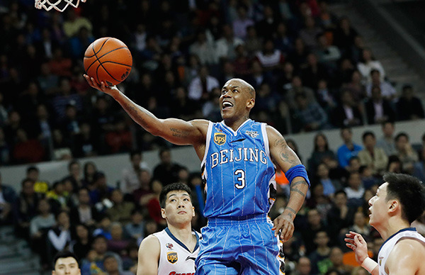 Stephon Marbury jumps during a game against Guangdong Dongguan Bank in the 32nd round of CBA in Dongguan, Southeast China's Guangdong province, on Feb 5, 2017. (Photo/Xinhua)