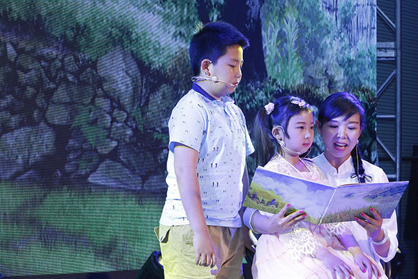 Readers deliver an excerpt from Dishes on Plate, a winner of a 2017 Wenjin Award, on Sunday.Zhang Yuwei / Xinhua