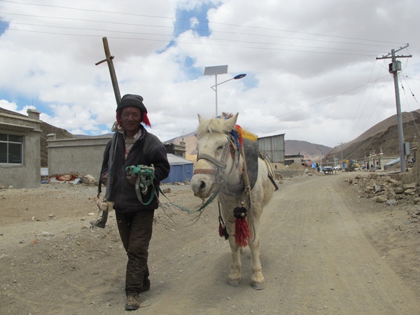 A Tibetan farmer is seen on his way home after work in Nyantok village of Menba township of Nyalam county, Tibet autonomous region. (Photo by Palden Nyima/chinadaily.com.cn)