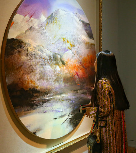 Wang Yancheng shows his abstract oil paintings at a solo exhibition at the National Art Museum of China.(Photo by Jiang Dong/China Daily)