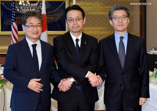 (L-R) U.S. special envoy Joseph Yun, Japanese Foreign Ministry's Asian affairs chief Kenji Kanasugi, South Korean special representative Kim Hong-kyun shake hands during a meeting in Tokyo, Japan, April 25, 2017. (Xinhua)