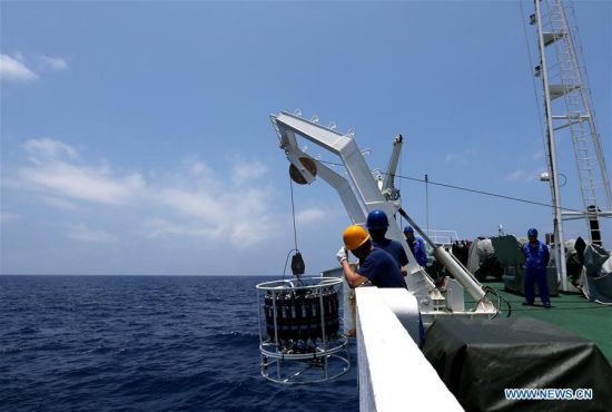 Scientists examine temperature and salinity of sea water with device CTD onboard ship Xiangyanghong 09 in the South China Sea, south China, April 25, 2017. (Xinhua/Liu Shiping)
