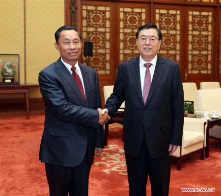 Zhang Dejiang (R), chairman of the Standing Committee of China's National People's Congress (NPC), meets with Chairman of the Legal Affairs and Special Cases Assessment Commission of Myanmar's Parliament U Shwe Mann in Beijing, capital of China, April 26, 2017. (Xinhua/Liu Weibing)