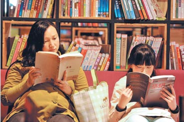 Readers take a look at new publications at a bookstore in Liupanshui city, Guizhou province, on April 23. (Photo provided to China Daily)