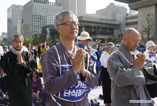Protesters pray for peace during a demonstration against the Terminal High Altitude Area Defense (THAAD) in Seoul, South Korea, on April 27, 2017. (Xinhua/Yao Qilin)