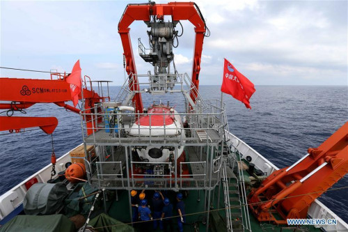 Staff make preparation for the submersible Jiaolong to conduct dive onboard ship Xiangyanghong 09 in the South China Sea, south China, April 25, 2017. (Xinhua/Liu Shiping)