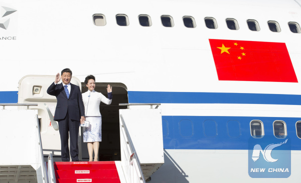 Chinese President Xi Jinping (L) and his wife Peng Liyuan wave upon their arrival in Seattle, the United States, Sept. 22, 2015. (Xinhua/Huang Jingwen)