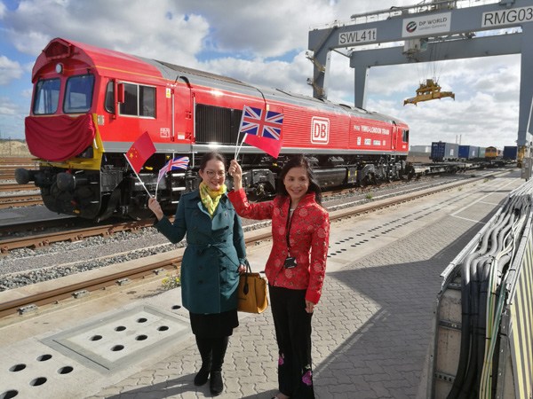 The first UK to China export train, laden with containers of British goods, is seen during the official ceremony to mark its departure from the DP World London Gateway, Stanford-le-Hope, Britain April 10, 2017. (Photo by Angus McNeice/chinadaily.com.cn)