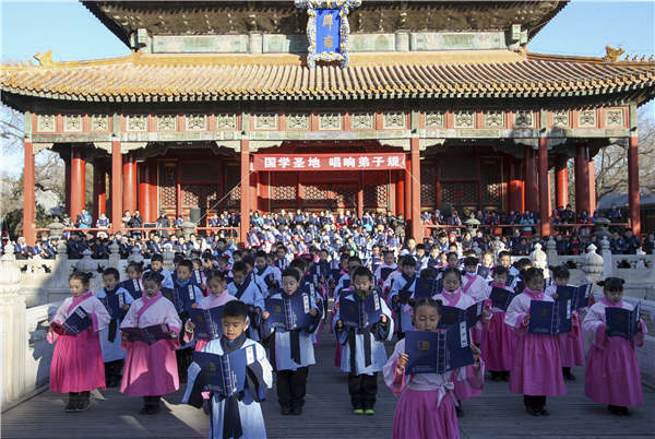 Children read classics by Confucius as part of an event at the Confucius Temple in Beijing. WANG ZHUANGFEI/FOR CHINA DAILY