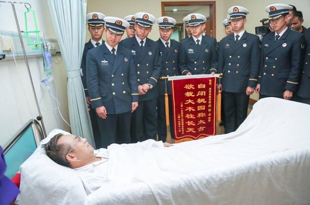 Students visit Zhang Jiguo, a high-profile professor at People's Liberation Army Naval Submarine Academy, in hospital. (Photo provided to chinadaily.com.cn)