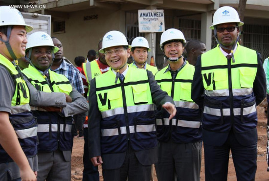 Chinese Ambassador to Rwanda Rao Hongwei (C, Front), Mayor of Kigali Nyamulinda Pascal (2nd L) and other Rwandan officials visit an urban road upgrading project carried out by a Chinese company in Kigali, capital of Rwanda, on May 2, 2017. (Xinhua/Lyu Tianran)