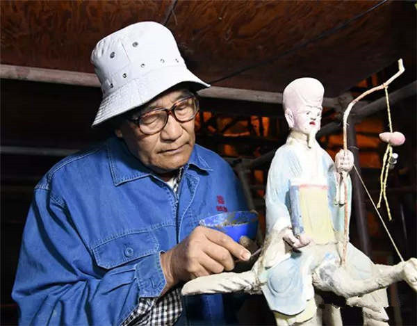 Veteran fresco restorer Li Yunhe, 85, still works on the spot, and he has passed down his skills to his grandson Li Xiaoyang, 28, who, after college in Australia, is back in China to contribute to the cause. Photos by Li Bo and Wang Xionglong/For China Daily