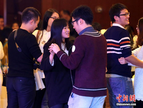 Single men and women participate in a party. (File photo: China News Service/Zhang Chang)