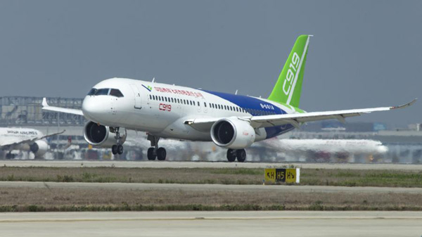 The C919 is in a test gliding at the Shanghai Pudong International Airport on April 23, 2017. (Photo/Xinhua)
