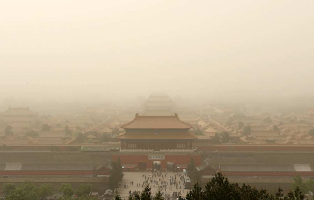 A heavy sandstorm engulfs Beijing, with the air pollution reaching the hazardous level. （Photo/China Daily）
