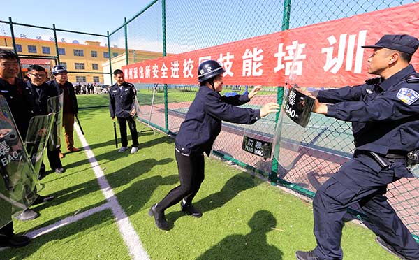 A police officer gives a training session to campus safety staff in Yuncheng, Shanxi province, in April. BAO DONGSHENG/CHINA DAILY